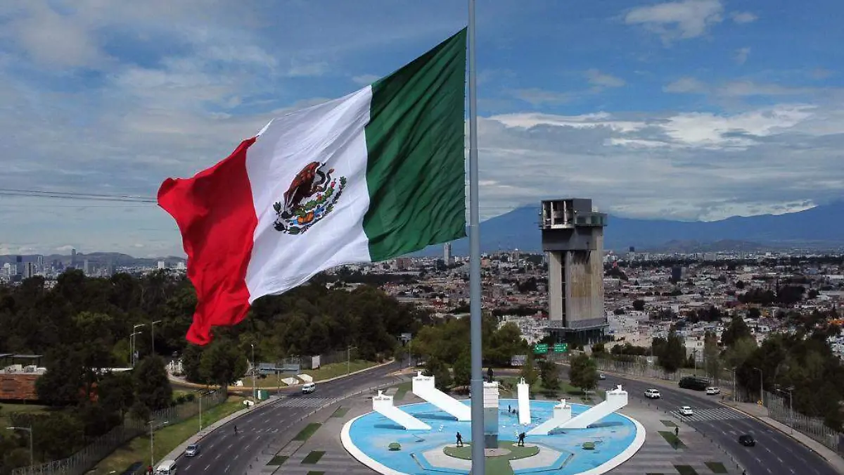 Bandera monumental de Puebla 5